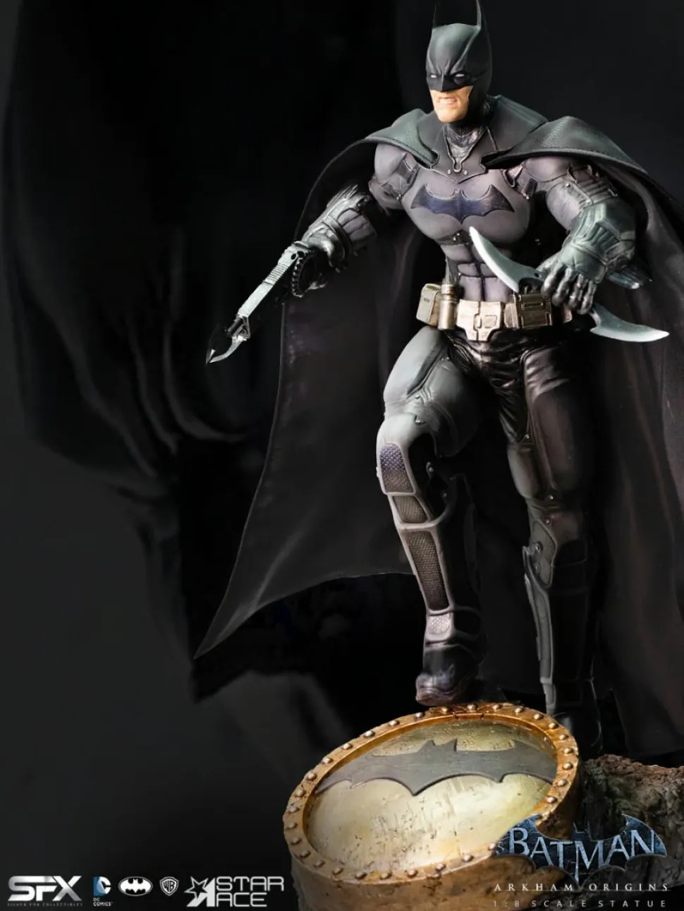 Batman: Arkham Origins - Batman Deluxe 12" Statue