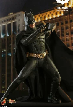 Batman Begins - Batman 1/6th Scale Hot Toys Action Figure