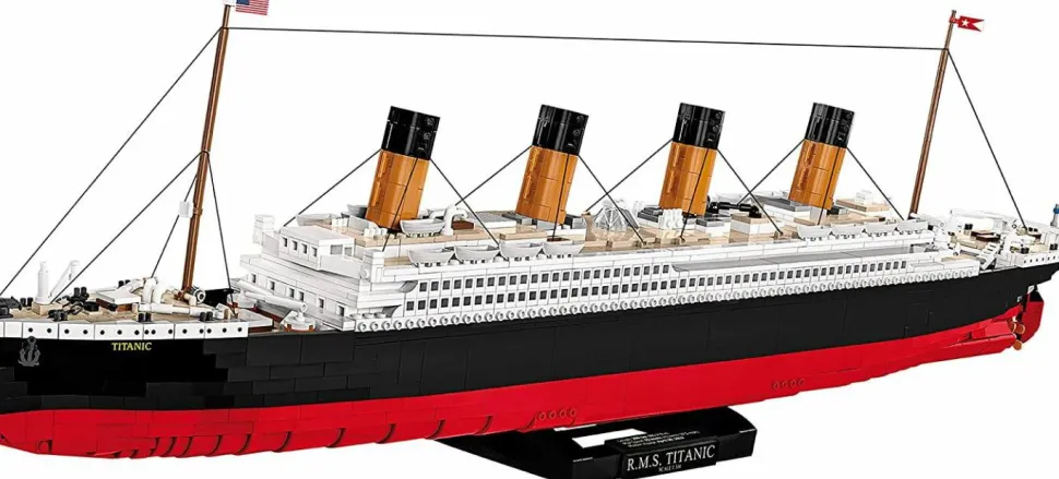 Cobi: Historical Collection - R.M.S. Titanic 1/300th Scale Construction Set (2840 Pieces)
