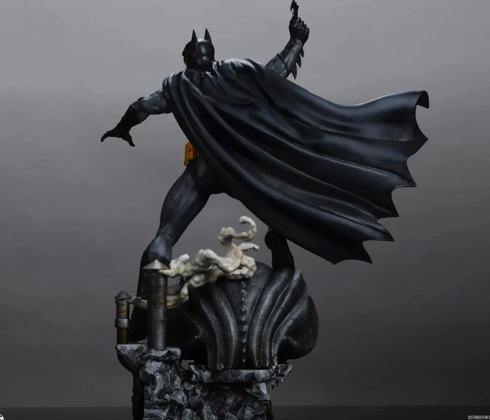 DC Comics - Batman (Black & Grey Edition) 1/6th Scale Maquette Statue