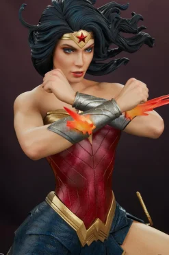 DC Comics - Wonder Woman Saving the Day Premium Format Statue