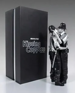 Mighty Jaxx - Kissing Coppers (Platinum Edition) 10" Statue by Brandalised