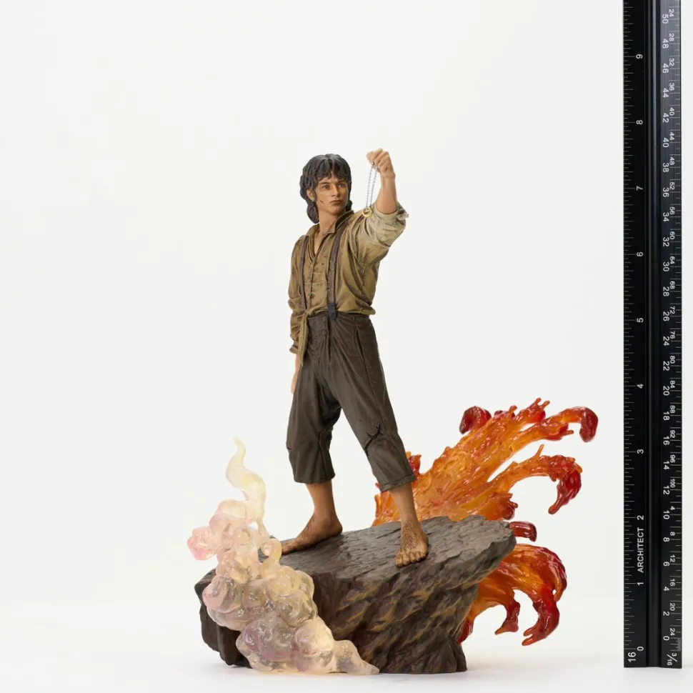 The Lord of the Rings - Frodo Baggins Gallery Deluxe 8" PVC Diorama Statue